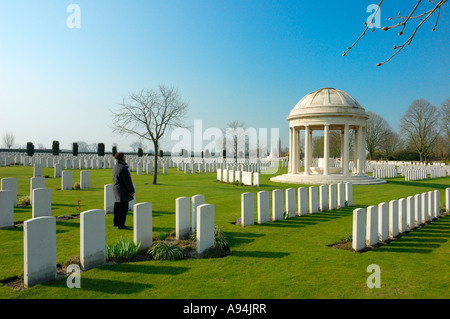 Bedford House cimitero militare con mourner Foto Stock