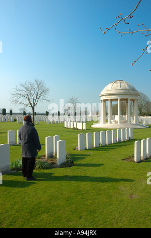 Bedford House cimitero militare con mourner Foto Stock