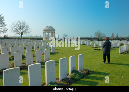 Bedford House cimitero militare con mourner Foto Stock