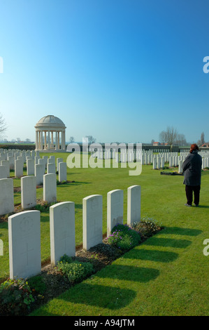 Bedford House cimitero militare con mourner Foto Stock