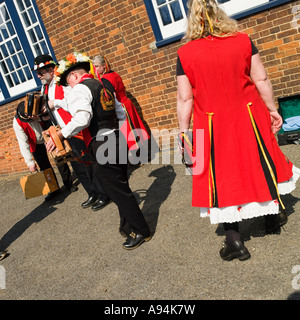 Morris dancing fuori Snape Maltings Aldeburgh Suffolk Foto Stock