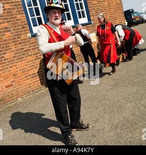 Morris dancing fuori Snape Maltings Aldeburgh Suffolk Foto Stock