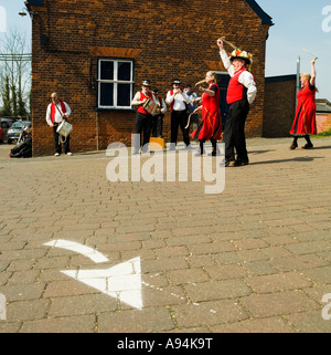 Morris dancing fuori Snape Maltings Aldeburgh Suffolk Foto Stock