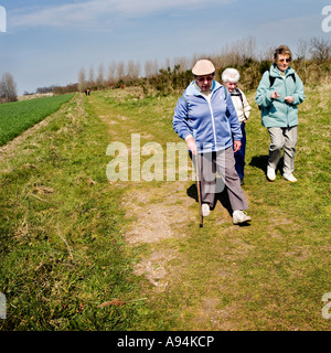 Domenica mattina senior citizen escursionisti a piedi nella campagna di Suffolk Foto Stock