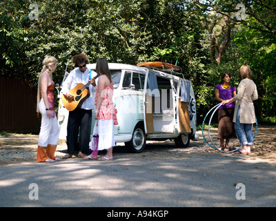 I giovani in una piccola comunità Hippy con un Camper Van godendo di uno stile di vita rilassante evitando le pressioni della società quotidiana e la vita Foto Stock