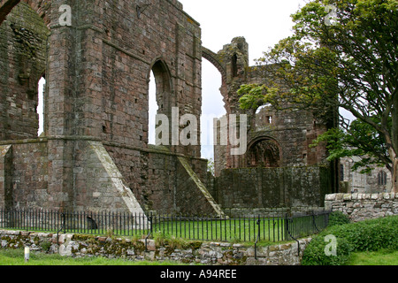 Parte delle rovine del Priorato sul Lindisfarne Isola Santa Foto Stock