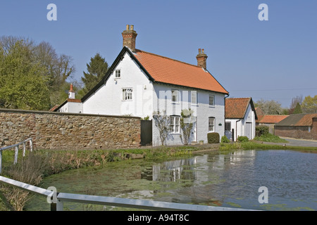 Il vescovo Burton East Yorkshire Regno Unito al laghetto e Cottage Foto Stock