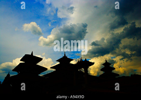 Twilight vista del Palazzo Reale e il tempio sagome in Patan Durbar Square valle di Kathmandu Foto Stock