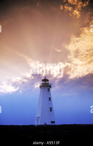 Capo Nord, Prince Edward Island Canada, Faro con nuvole e sunburst Foto Stock