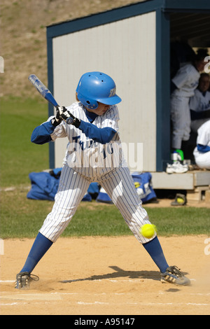 SOFTBALL Deerfield Illinois College ragazze softball gioco sfera di pastella passano per le ginocchia Foto Stock