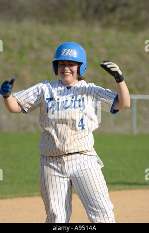 SOFTBALL Deerfield Illinois College ragazze softball giocatore bracci di sollevamento felice Foto Stock