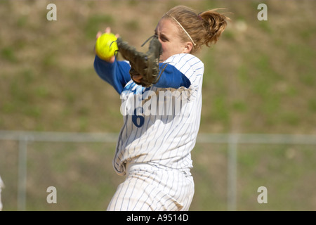 SOFTBALL Deerfield Illinois College ragazze softball game bricco in wind up close up Foto Stock