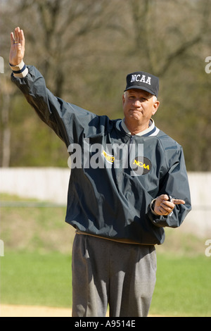 SOFTBALL Deerfield Illinois College ragazze softball umpire del gioco il segnale Foto Stock