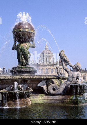 Sculture in Atlas Fontana & acqua caratteristica al Castle Howard elencati edificio storico & maestosa casa nel North Yorkshire vicino a York Regno Unito Inghilterra Foto Stock