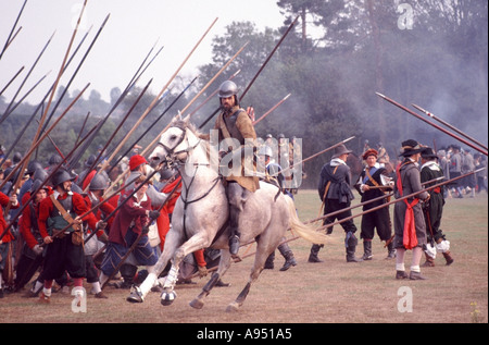 Guerra civile inglese battaglia storica rievocazione da parte di gruppi come la Società della Guerra civile inglese e membri Sealed Knot qui equitazione al galoppo alla cavalleria Foto Stock