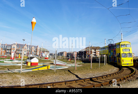 Blackpool tram e gelato di plastica 99 su un palo passando il campo da golf pazzo Foto Stock