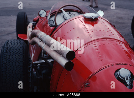 Maserati 250F Grand Prix Formula 1 auto dagli anni cinquanta visto da dietro che mostra doppia uscita di scarico Foto Stock