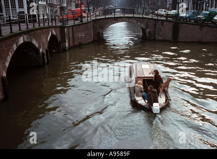 Gite in barca sul canale di Amsterdam con il cane Foto Stock