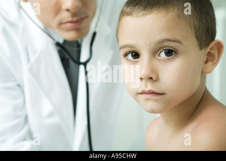 Bambino all'ufficio del medico, ritratto Foto Stock