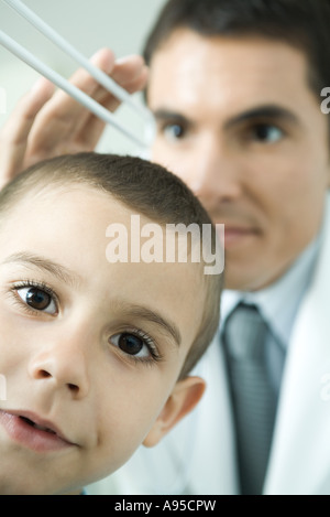 Medico ragazzo di misurazione Foto Stock