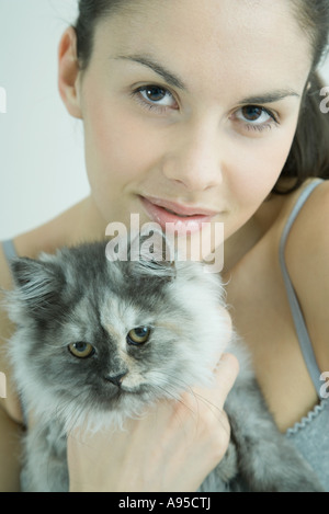 Giovane donna azienda cat, ritratto Foto Stock