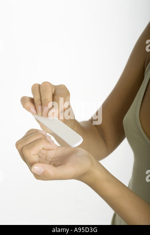 Giovane donna il deposito di chiodi, close-up delle mani Foto Stock