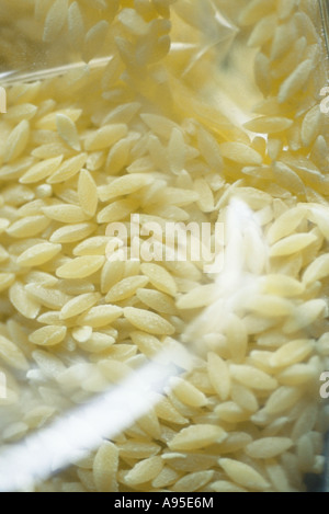 Pasta Orzo nel pacchetto, close-up Foto Stock