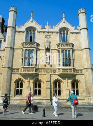 Il baldacchino statua del re Enrico VI sulla facciata del Kings College di Cambridge, Cambridgeshire, Inghilterra, Regno Unito. Foto Stock