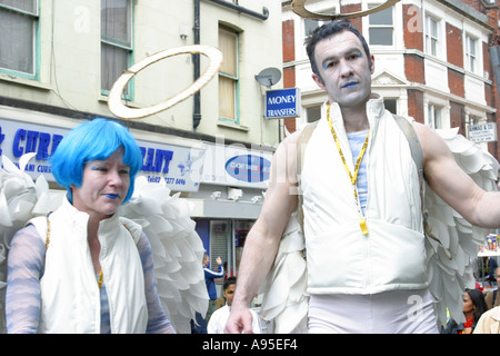 Artisti di strada vestiti come angeli al Baishaki Mela Brick Lane London REGNO UNITO Foto Stock