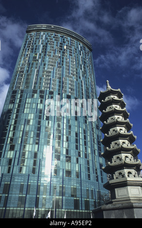 La pagoda cinese e il Radisson SAS Hotel, Birmingham, West Midlands, Regno Unito Foto Stock