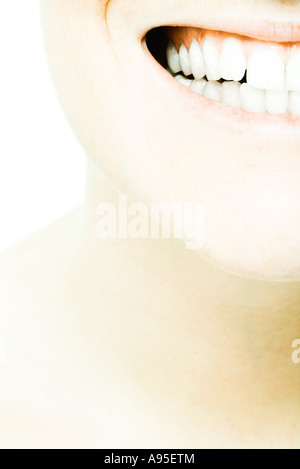 Uomo di bocca sorridente, extreme close-up, vista ritagliata Foto Stock