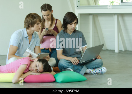 Amici di adolescenti appendere fuori insieme Foto Stock