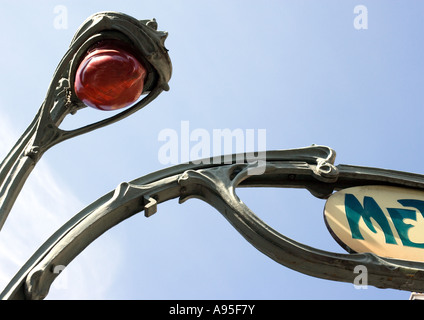 Ingresso del metro e a basso angolo di visione Foto Stock