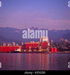 Elevatore granella presso il Porto di Vancouver Waterfront in città del nord di Vancouver e delle North Shore Mountains in British Columbia Canada Foto Stock
