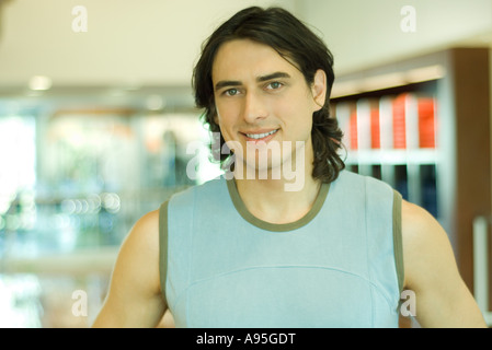 Uomo che indossa sleeveless tee-shirt, sorridente, ritratto Foto Stock