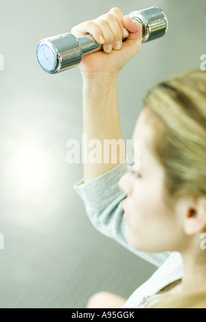 La donna il sollevamento di pesi Foto Stock