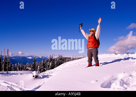 Cypress Provincial Park, West Vancouver, BC, British Columbia, Canada - escursionista in piedi nella neve sulla Montagna Nera, inverno Foto Stock