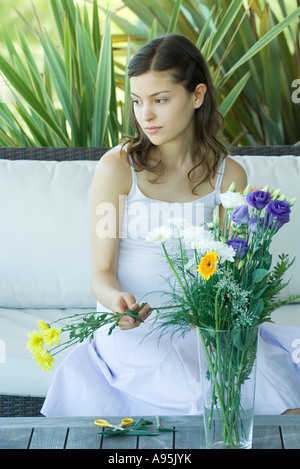 Giovane donna messa a disposizione di fiori freschi e Foto Stock