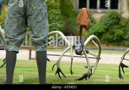 Abbots Bromley Horn Ballerina in attesa di eseguire a Blithfield Hall Staffordshire Foto Stock