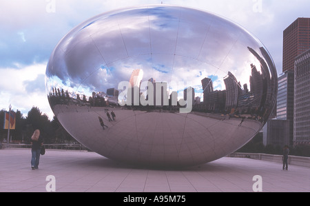 Anish Kapoor a piedi attraverso il Cloud Gate scultura è una caratteristica dinamica di Chicago's Millennium Park Foto Stock