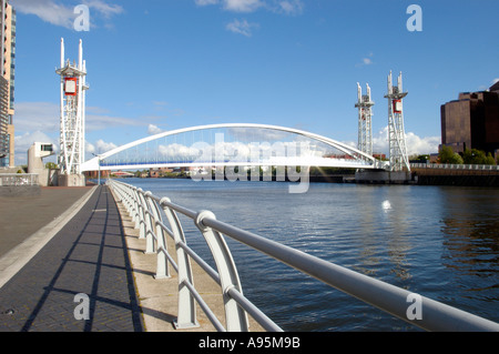 Vista dal Lowry Centre guardando al ponte di sollevamento a Salford docks Foto Stock