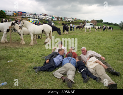 Commercianti di cavalli rilassante Appleby Fair Foto Stock