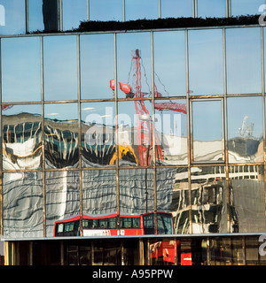 Londra costruzione di rigenerazione riflessa nella finestra in vetro Foto Stock