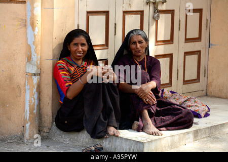 Due donne indiane che posano nella porta, Anjar, Kutch, Gujarat, India Foto Stock