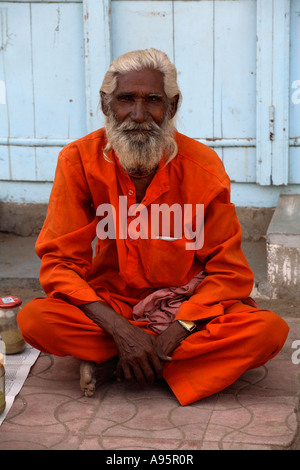 Ritratto dell'uomo santo indiano seduto a terra in strada, Anjar, Gujarat, India Foto Stock