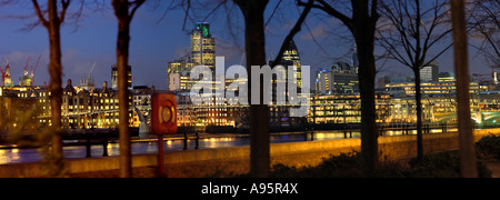 2007 Fiume Tamigi panorama della città dalla south bank SE1. Inghilterra London REGNO UNITO Foto Stock