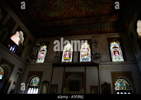 Le finestre di vetro macchiate in sala da ballo a LAXMI VILAS PALACE, Vadodara, Gujarat, India Foto Stock