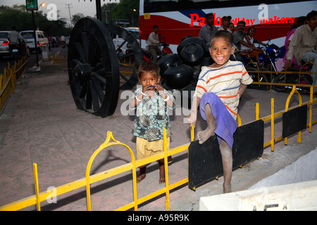 Due giovani ragazzi ingannare intorno al lato della strada, di Vadodara, Gujarat, India Foto Stock