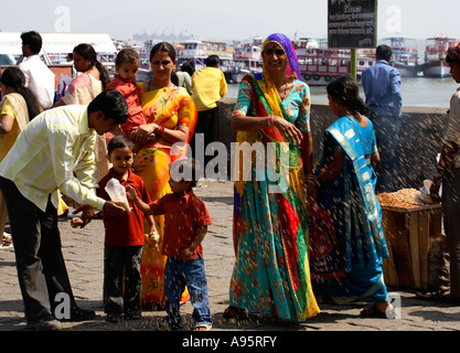 Famiglia indiana che alimenta i piccioni al Gateway of India, Mumbai, India Foto Stock