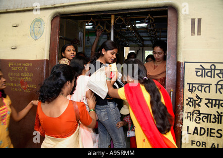 Le donne indiane lottano mentre si imbarcano in carrozza solo per Signore, Churchgate Railway Terminus, Mumbai, India Foto Stock